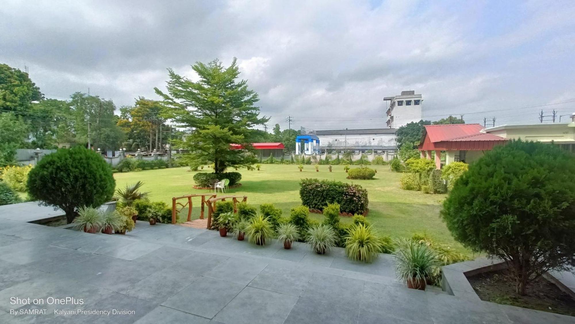 Trisplanet Hotel Kalyani Exterior photo